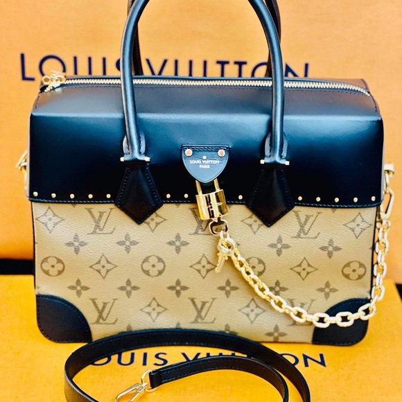 City Malle bag , good condition like new box and full set box receipt - Picture 5 of 11